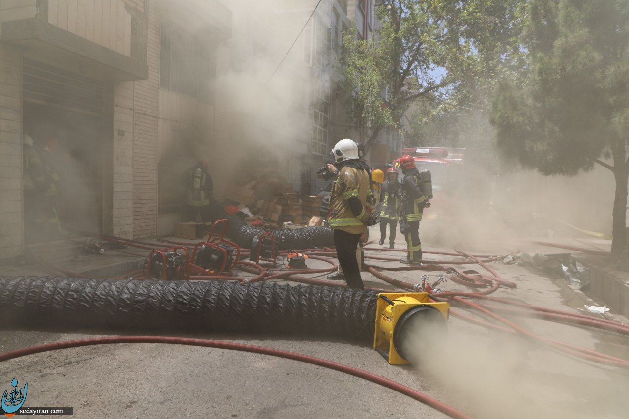 6 عکس از آتش سوزی انبار کفش در خیابان حر مشهد / عملیات نفسگیر