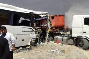 تصادف هولناک اتوبوس مسافربری با تریلی در جاده نایین /  یک کشته و 2 مصدوم