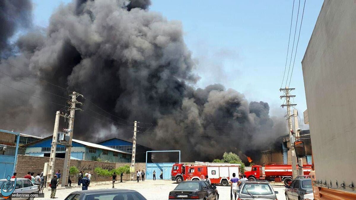 (فیلم) آتش‌سوزی گسترده در انبار چسب بازار تهران
