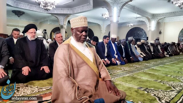 نمازخواندن ابراهیم رئیسی در مسجد اوگاندا / عکس