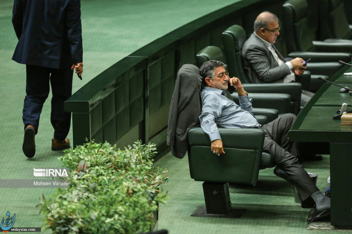 عکس نماینده مجلس بدون کفش و با جوراب در صحن علنی مجلس