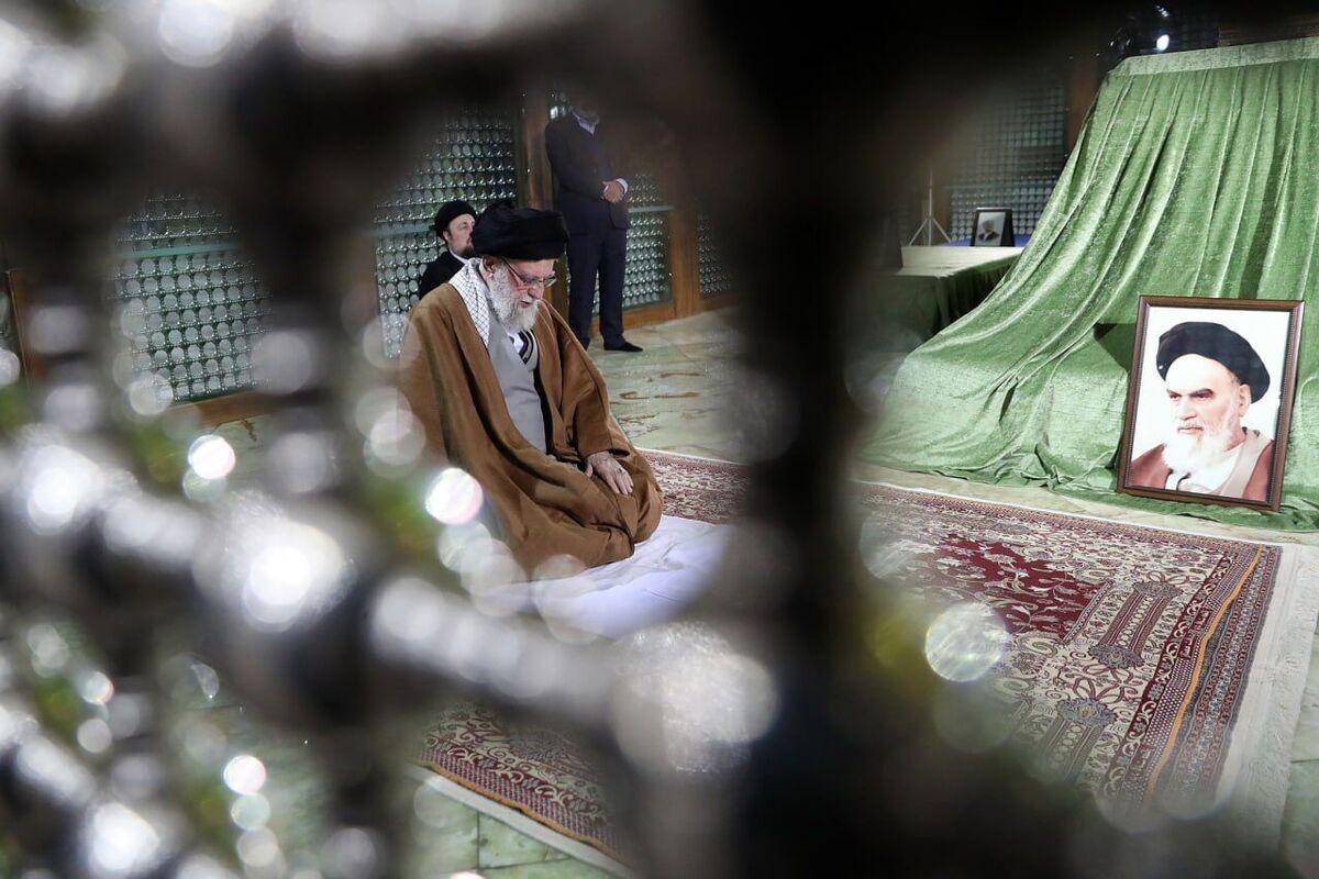 حضور رهبر انقلاب در حرم مطهر حضرت امام خمینی و گلزار شهدای بهشت زهرا (س)
