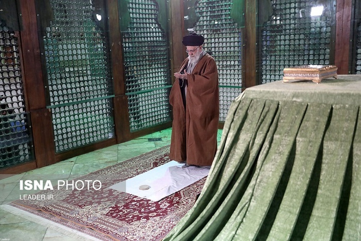 حضور رهبر انقلاب اسلامی در مرقد بنیانگذار جمهوری اسلامی ایران و مزار شهدا (+عکس)