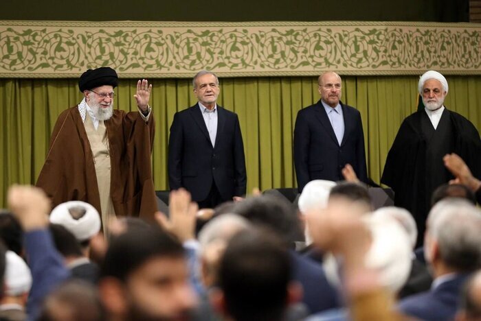 رهبر انقلاب: پشت لبخندهای دیپلماسی، باطن خبیث پنهان است، حواسمان باشد