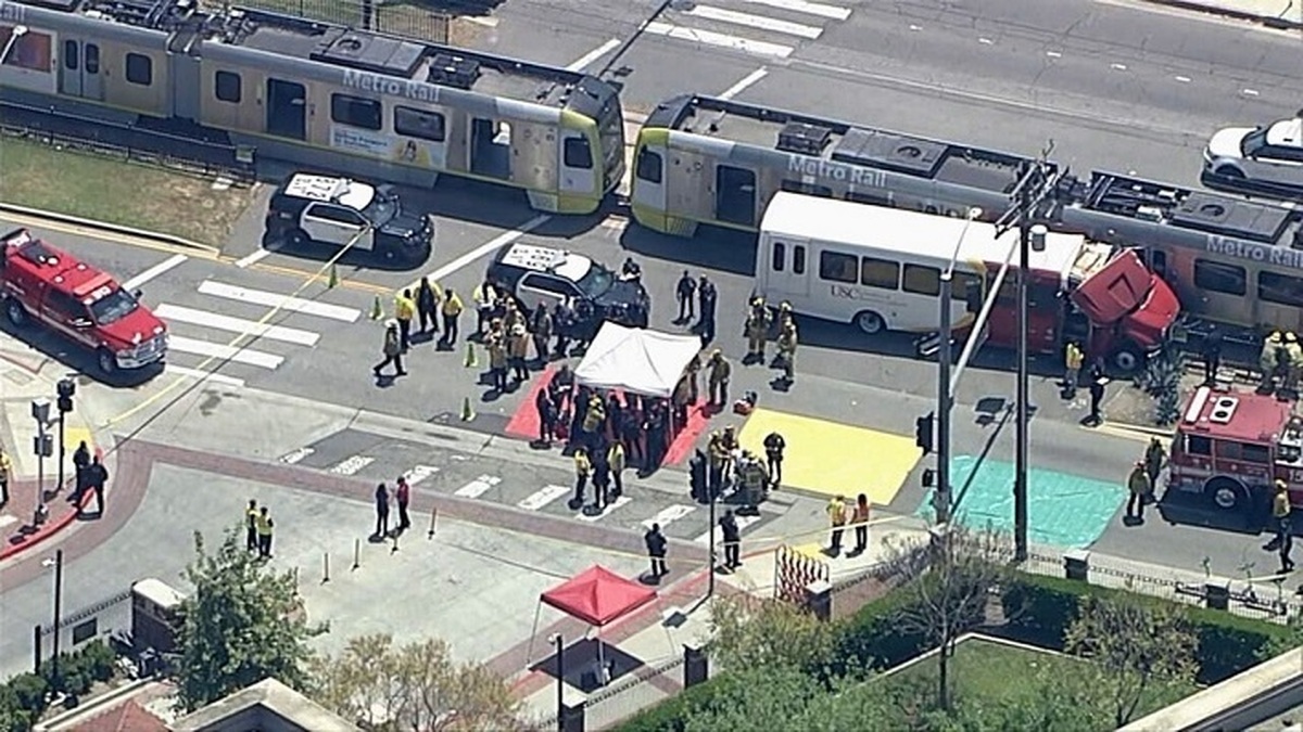 امریکا   تصادف مترو با اتوبوس؛ بیش از ۵۰ نفر زخمی شدند