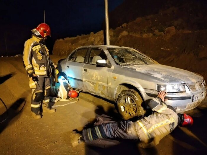 رهاسازی چند خودروی گرفتار در گل و لای بزرگراه شهید خرازی تهران