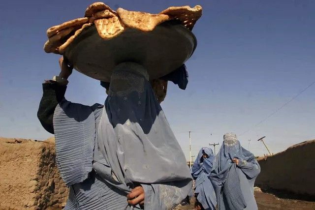 اجبار طالبان بر سر زنان افغانستانی : باید محرم داشته باشید