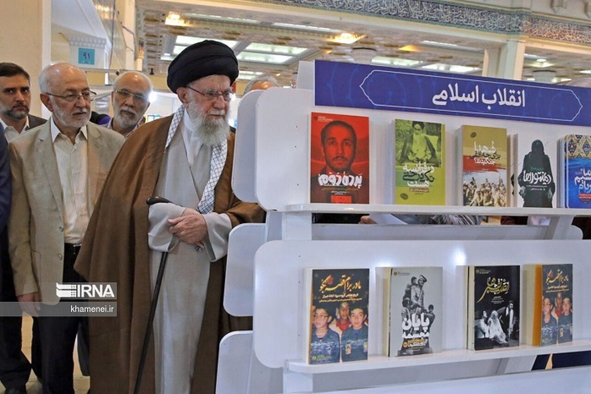 بازدید رهبر انقلاب از نمایشگاه کتاب تهران (+ عکس)