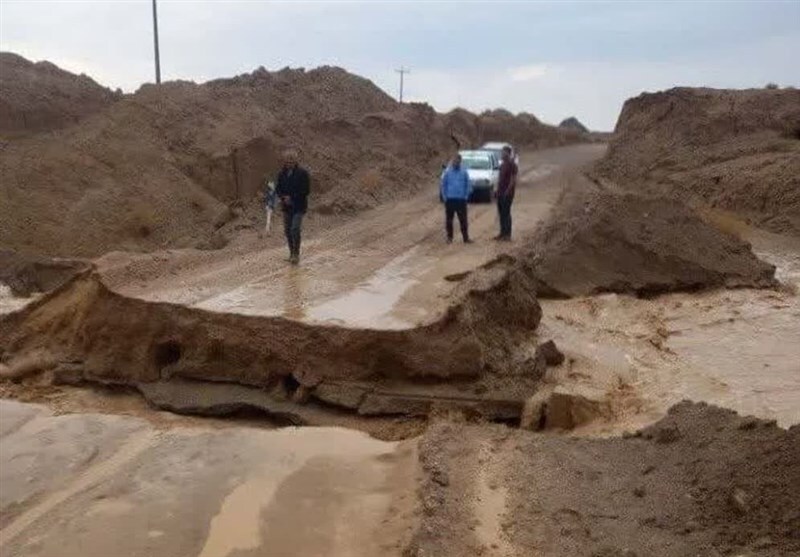 شکسته شدن ۲ بند خاکی در زیرکوه / تخلیه برخی از روستا‌ها به علت سیلاب