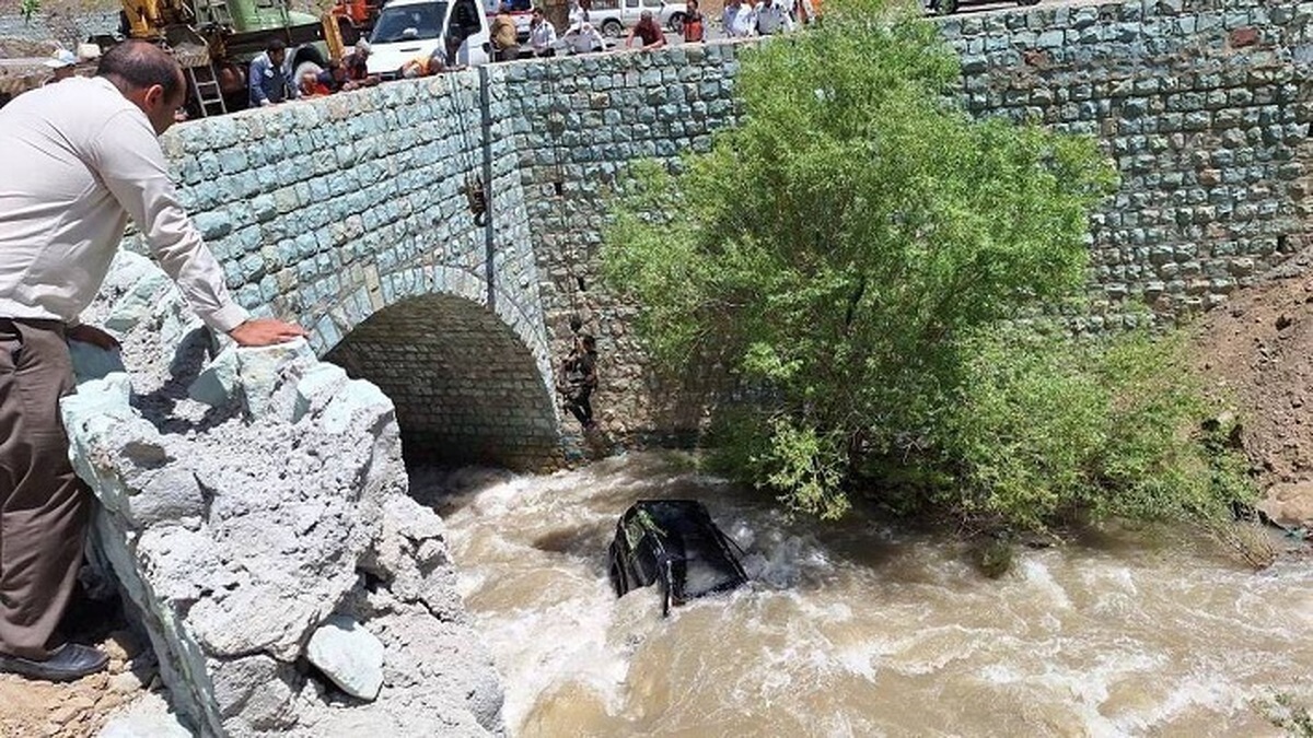 سقوط هولناک پرادو به رودخانه کرج و نجات 2 نفر (+عکس)