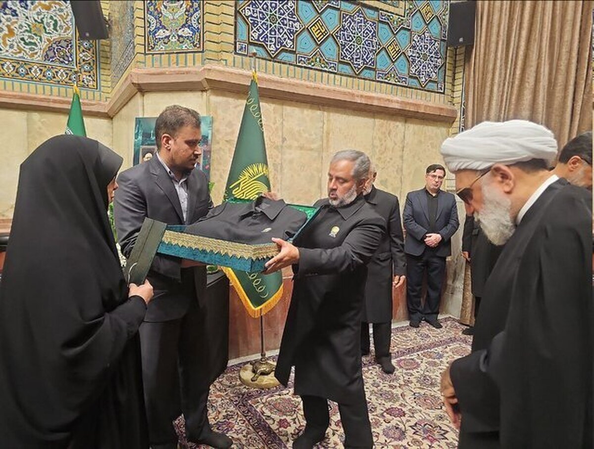 اعطای نشان و لباس خادمی آستان قدس رضوی به خانواده شهید امیرعبداللهیان (+عکس)