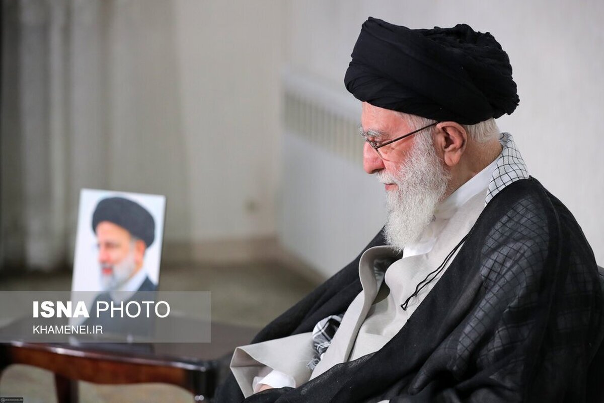 حضور رهبر معظم انقلاب در منزل رئیس‌جمهور شهید آیت الله رئیسی (+عکس)