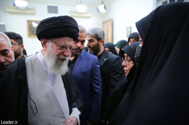 لحظه گفت‌وگوی رهبر انقلاب با همسر وزیر خارجه شهید+ عکس