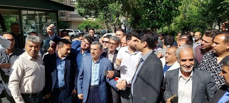 حضور احمدی نژاد و تعدادی از طرفدارانش در میدان ۷۲ نارمک (+عکس)