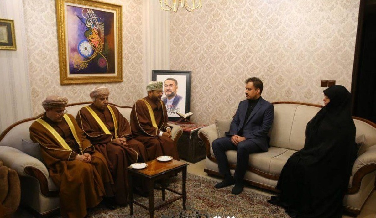 حضور وزیر خارجه عمان در منزل شهید امیرعبداللهیان (+عکس)