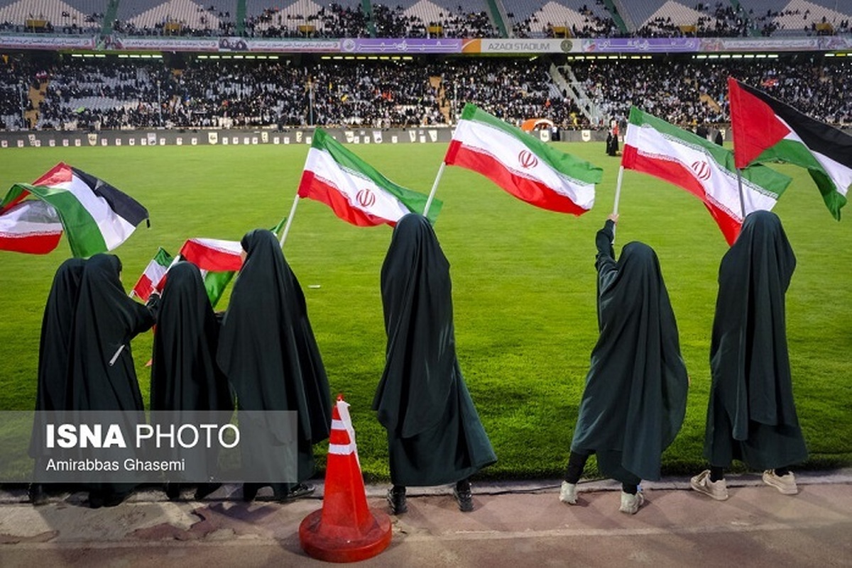 حضور دختران انقلاب در ورزشگاه آزادی (+عکس)