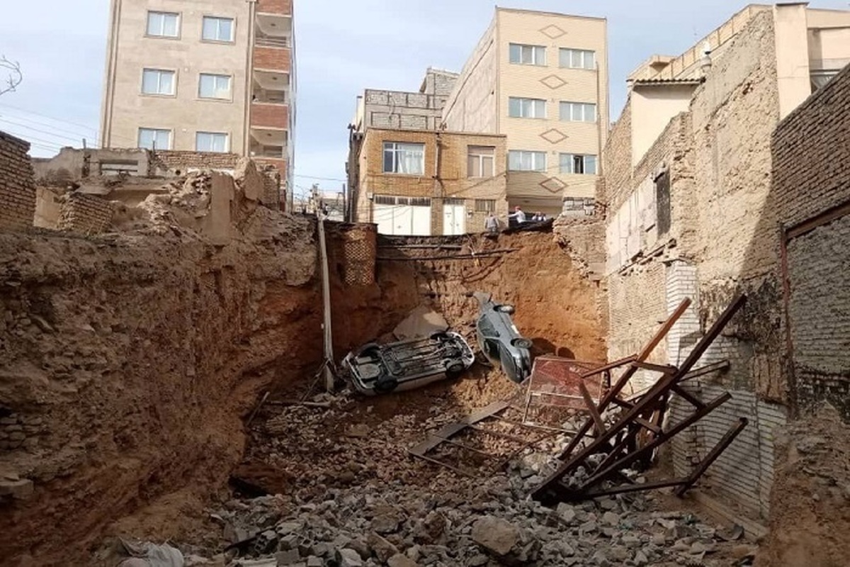 حادثه در تبریز؛ سقوط 2 خودرو به محل گودبرداری در منطقه عباسی (+عکس)