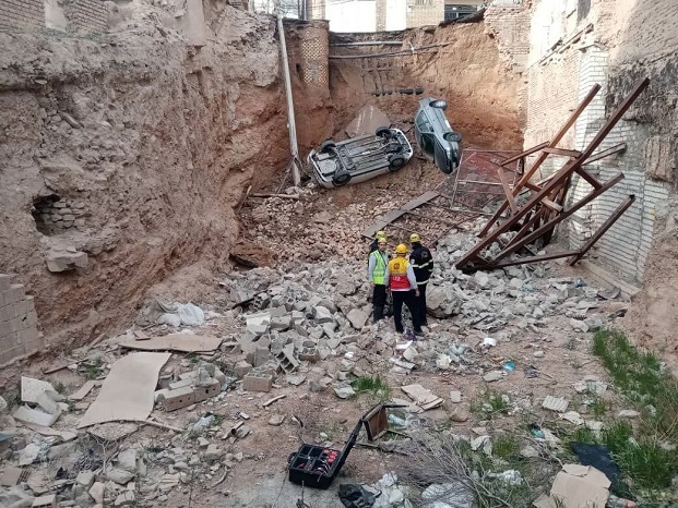 حادثه در تبریز؛ سقوط 2 خودرو به محل گودبرداری در منطقه عباسی