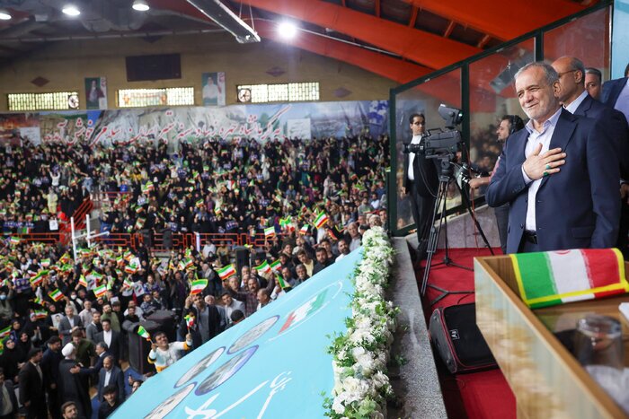 پزشکیان: با وحدت، همدلی و درایت رهبر انقلاب از بحران‌ها سربلند بیرون خواهیم آمد