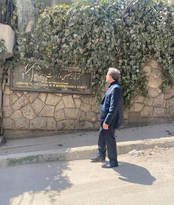 بازید عراقچی از محل ساختمان آسیب‌دیده کتابخانه تخصصی وزارت خارجه