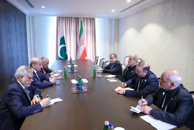 دیدار نخست‌وزیر پاکستان با پزشکیان