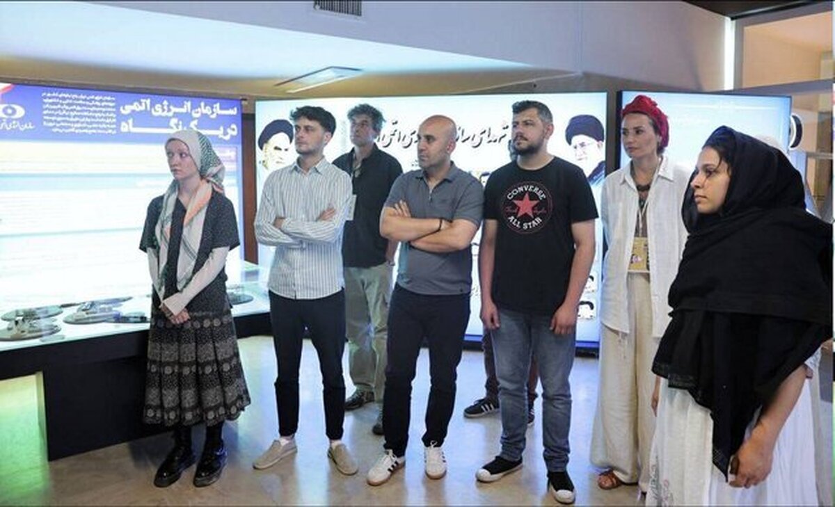 بازدید خبرنگاران رسانههای خارجی از نمایشگاه دستاوردهای صنعت هستهای