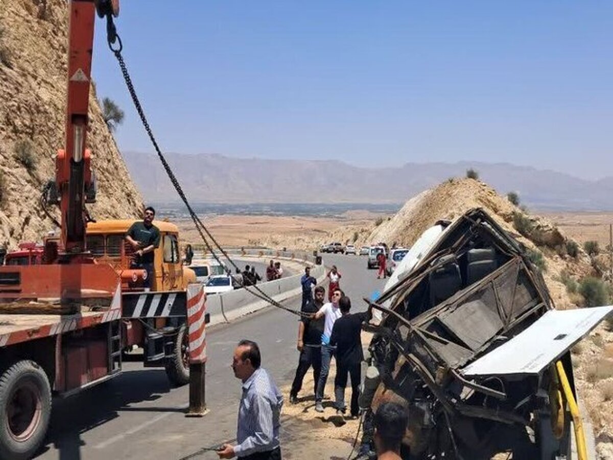علت واژگونی اتوبوس در محور فیروزآباد _ کوار اعلام شد