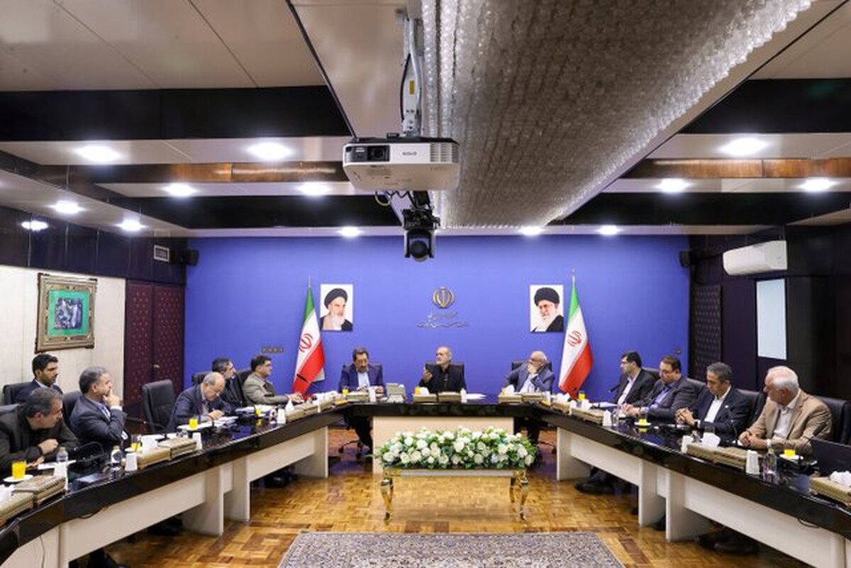 پزشکیان: در تهران و فلات مرکزی ایران نباید مجوز هیچ صنعت آببری داده شود