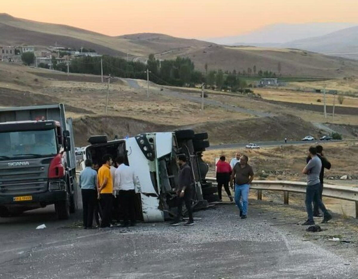 ۱۹ مصدوم در پی واژگونی مینیبوس در جاده اهر-ورزقان