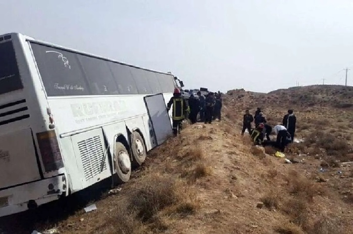 انحراف اتوبوس در شیراز با ۲۲ مصدوم