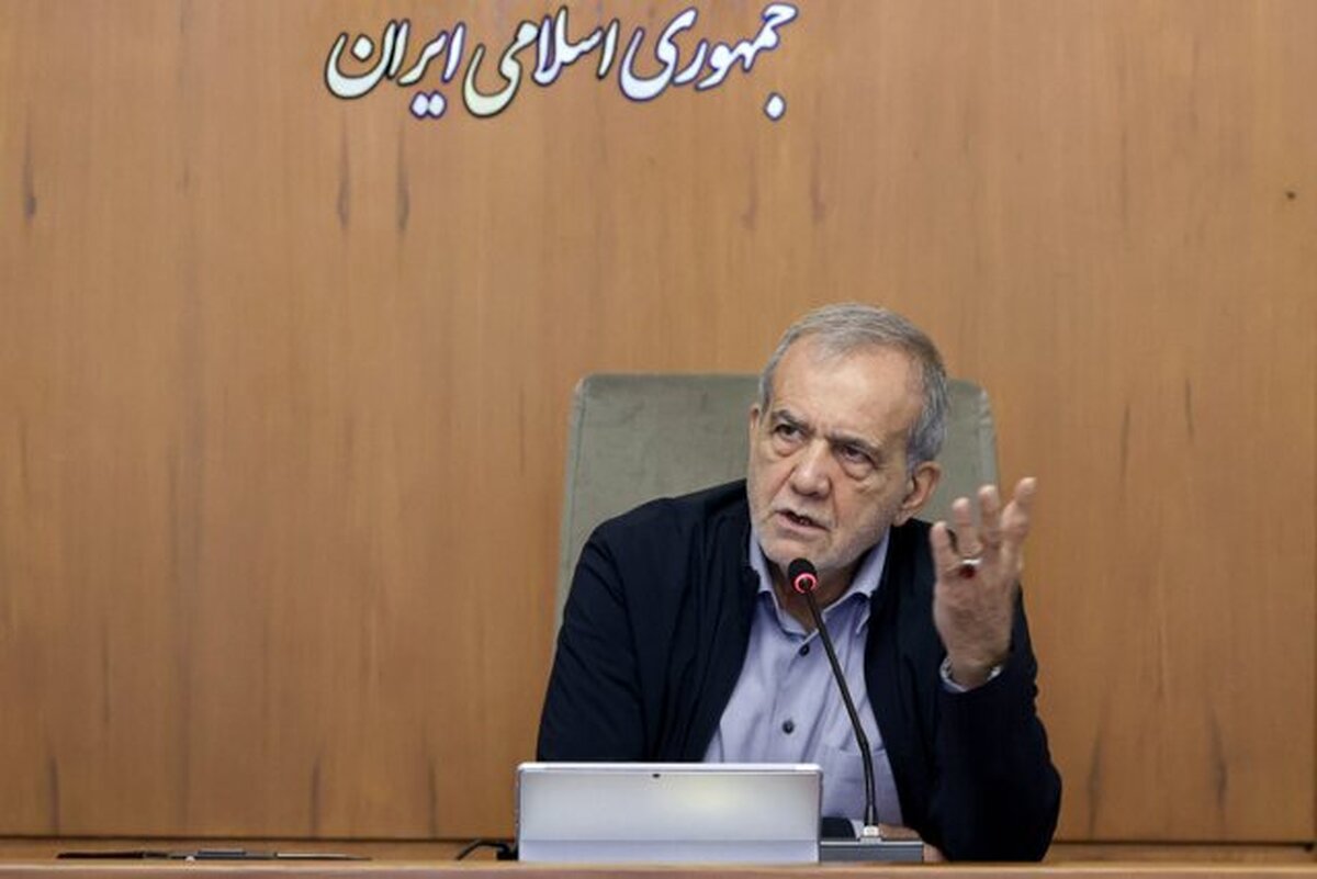پزشکیان: پنلهای خورشیدی نباید در گمرک بمانند