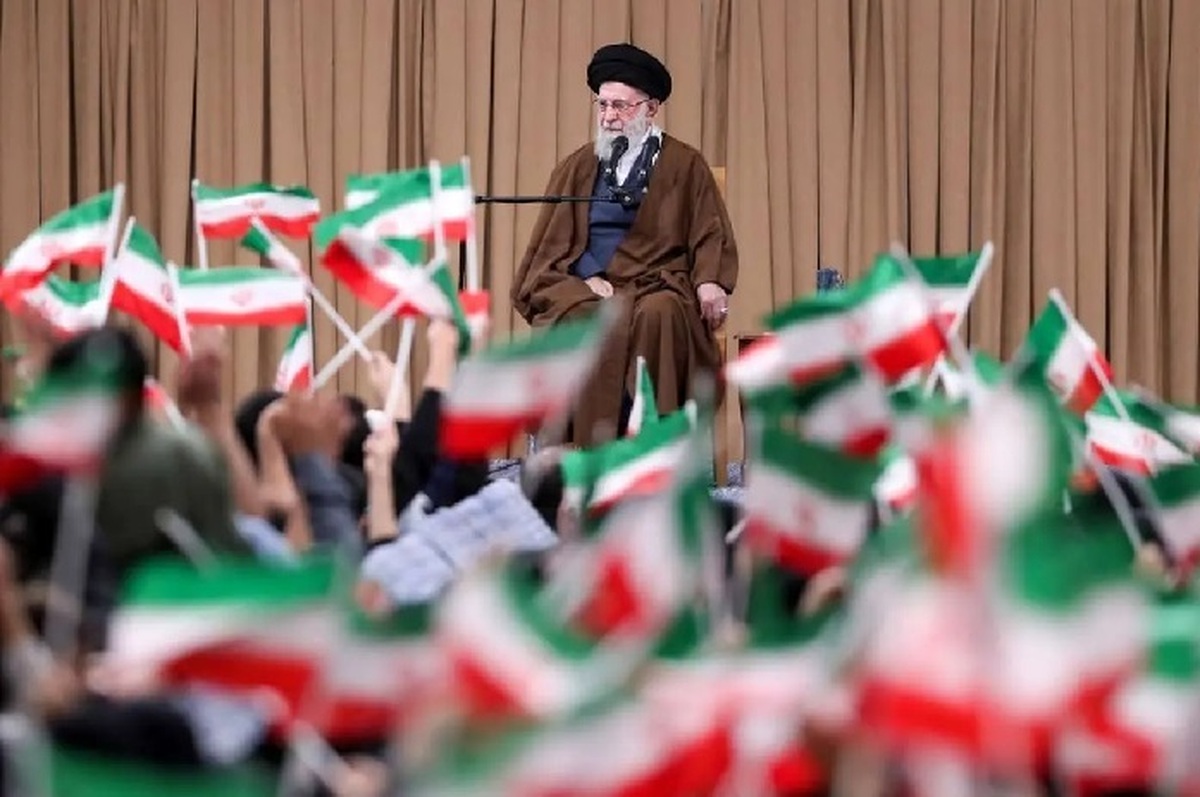 رهبر انقلاب: ۱۳ آبان باید در تاریخ و حافظه ملی بماند