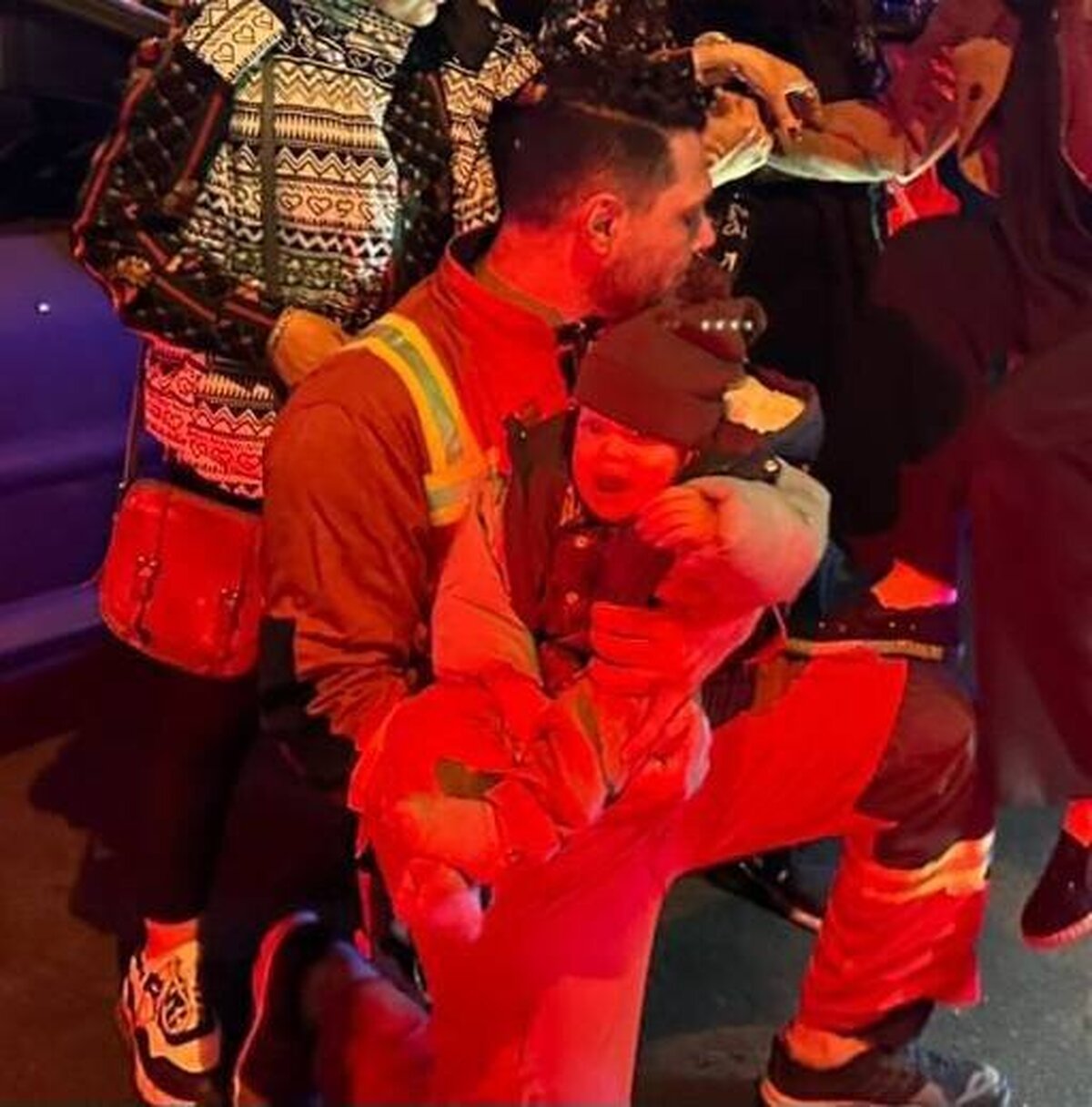 آتش‌سوزی ساختمان اداری در بزرگراه ستاری ؛ نجات 8 نفر (+عکس)