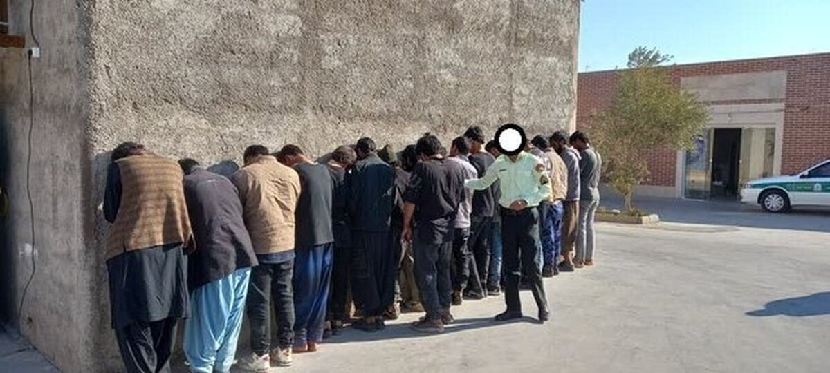 توقیف خودرو ون با ۱۷ تبعه بیگانه در آرادان