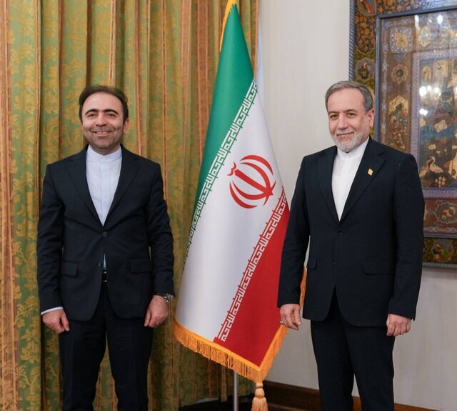 دیدار سفیر جدید ایران در ارمنستان با عراقچی دیدار سفیر جدید ایران در ارمنستان با عراقچی