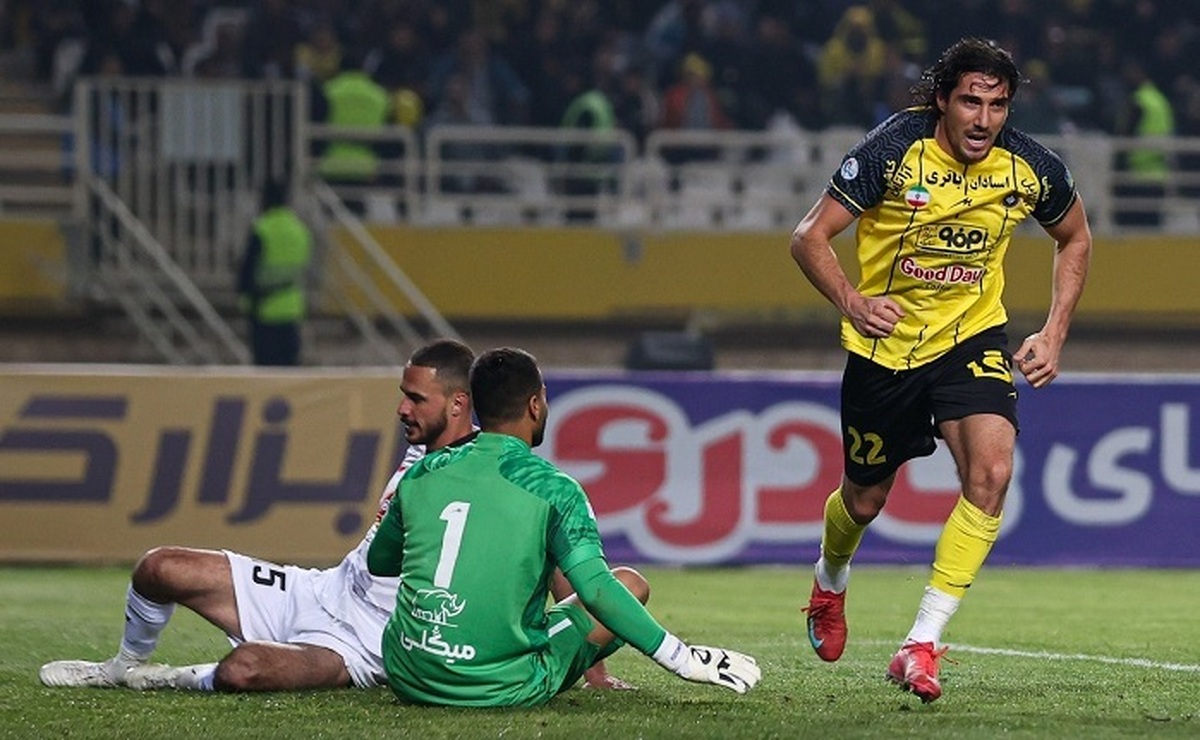 سپاهان برد و صدرنشین شد