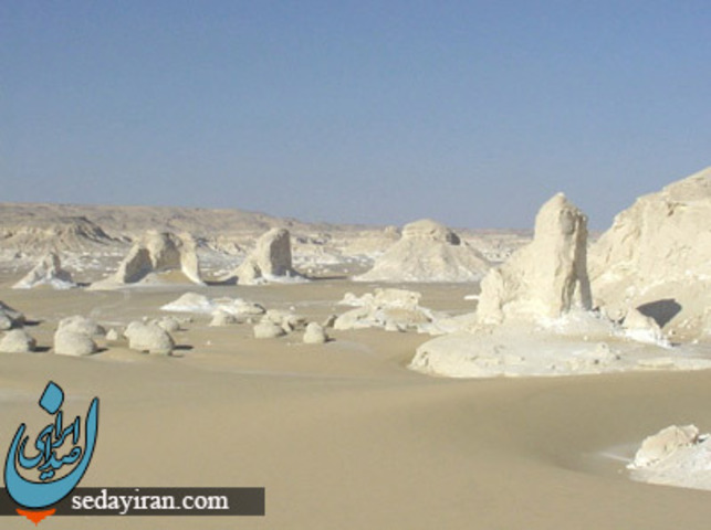  بیابان سفید، مصر. مکانی بی حاصل. بیایان سفید با شکل‌های صخره ای عجیبش بیشتر شبیه منطقه ای روی ماه است تا یک بیابان.