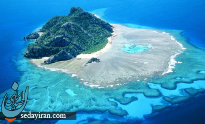 جزیره مونوریکی، فیجی. این جزیره دورافتاده لوکیشن فیلم «دورافتاده» بود، جزیره ای باریک که با آب‌های آبی احاطه شده است.