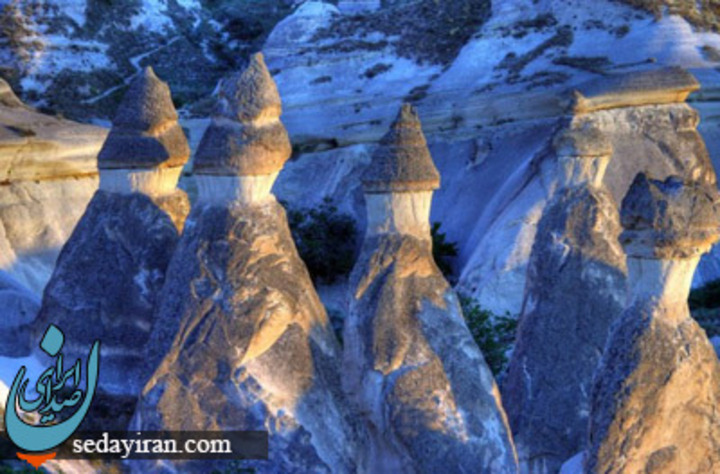 کاپادوکیه، ترکیه. واقع شده در قسمت مرکزی آناتولیا که به خاطر این کوه‌های دودکش مانند تیز و عجیبش شهرت دارد.